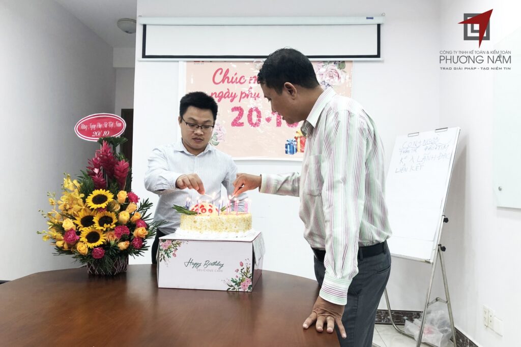 Các thành viên nam bí mật chuẩn bị hoa và quà