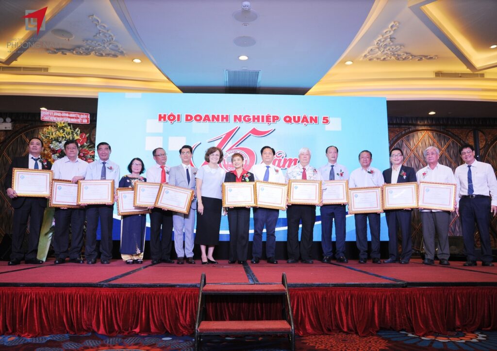 Hội doanh nghiệp quận 5 gửi tặng bằng khen đến Ban lãnh đạo Phương Nam