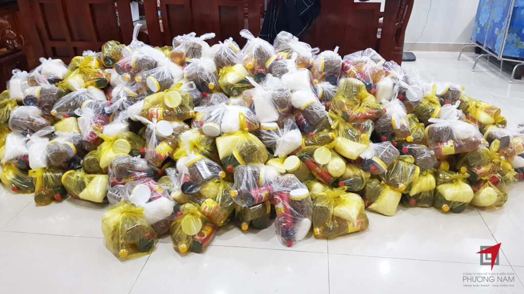 Nhiều suất quà được Phương Nam và nhóm thiện nguyện tích cực quyên góp