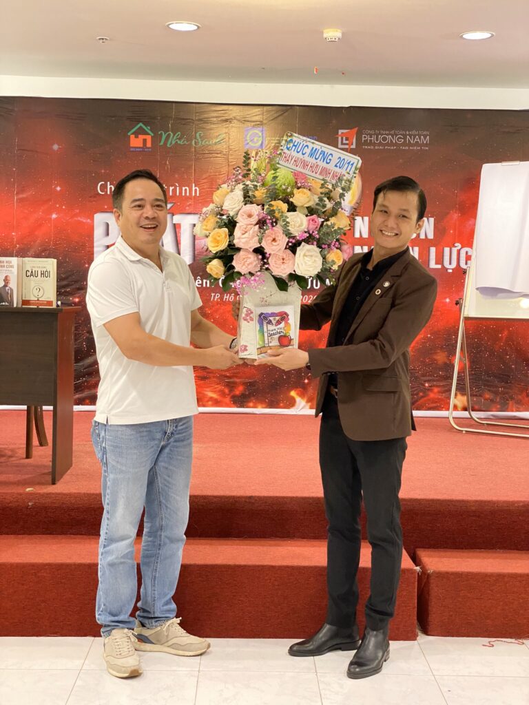 Sếp tặng hoa cho Trainer Huỳnh Hữu Minh Nhật nhân 20/11