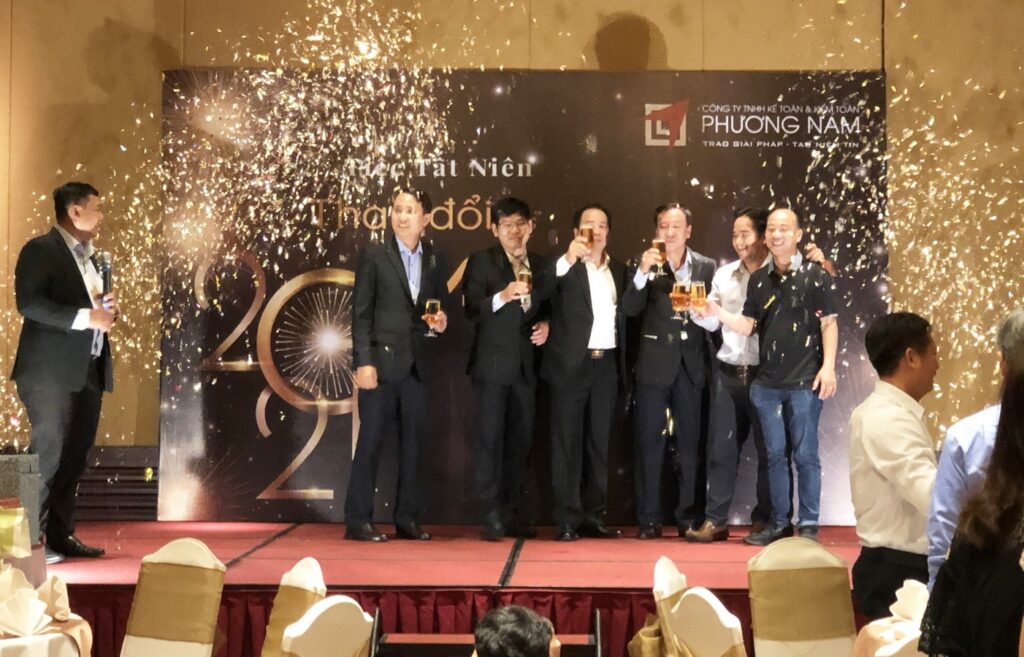 Ban lãnh đạo khui sâm panh mở màn tiệc tất niên