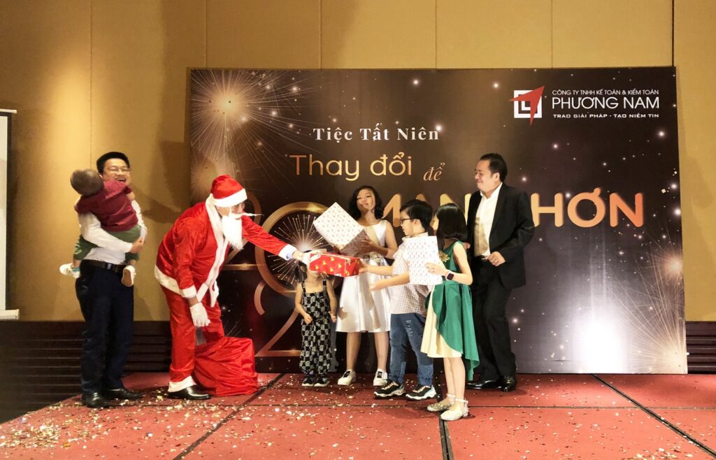 Ông già Noel trao quà cho các bé thiếu nhi