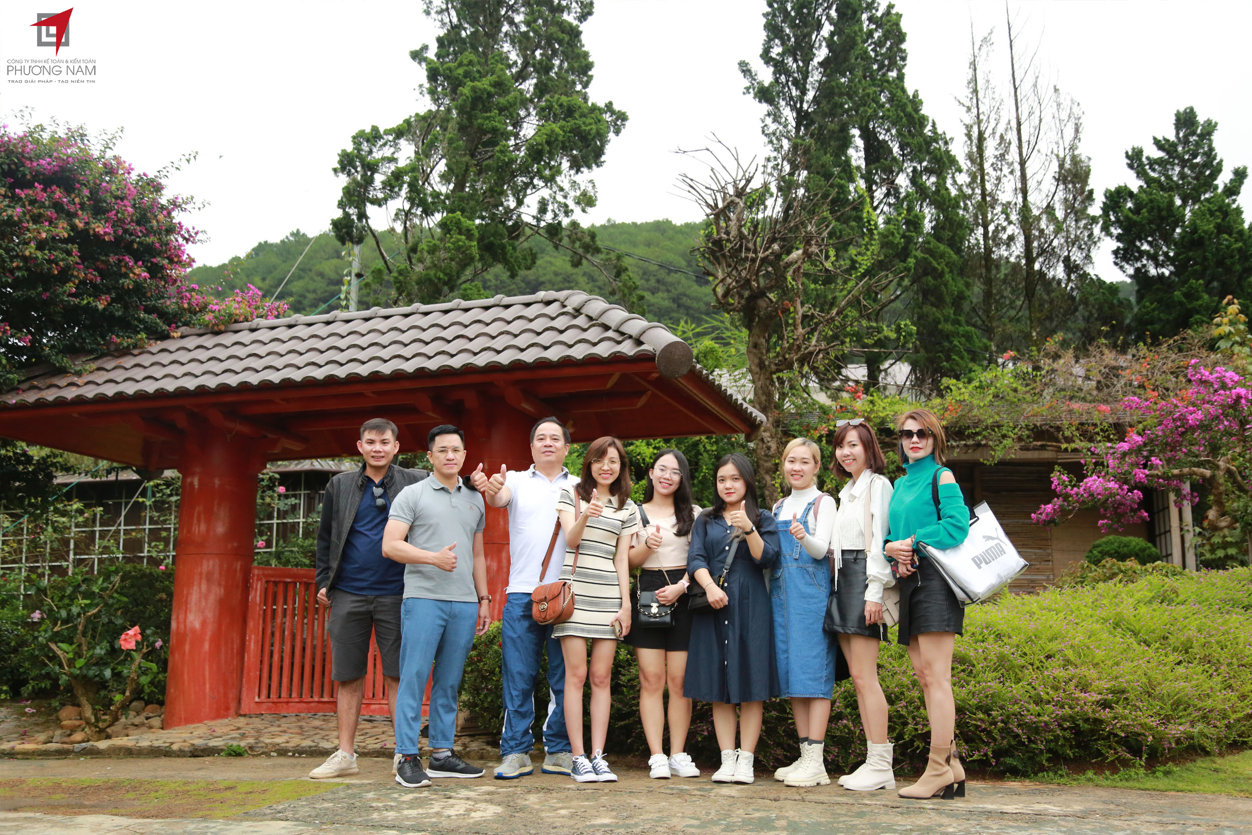 Các thành viên thu về nhiều bức ảnh kỷ niệm khi tham quan các điểm du lịch