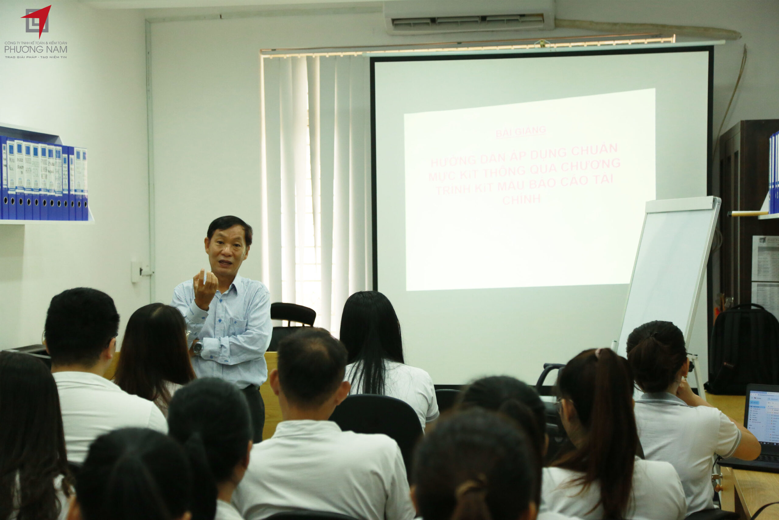 Thầy giáo giảng bài với tất cả tâm huyết và vốn kinh nghiệm