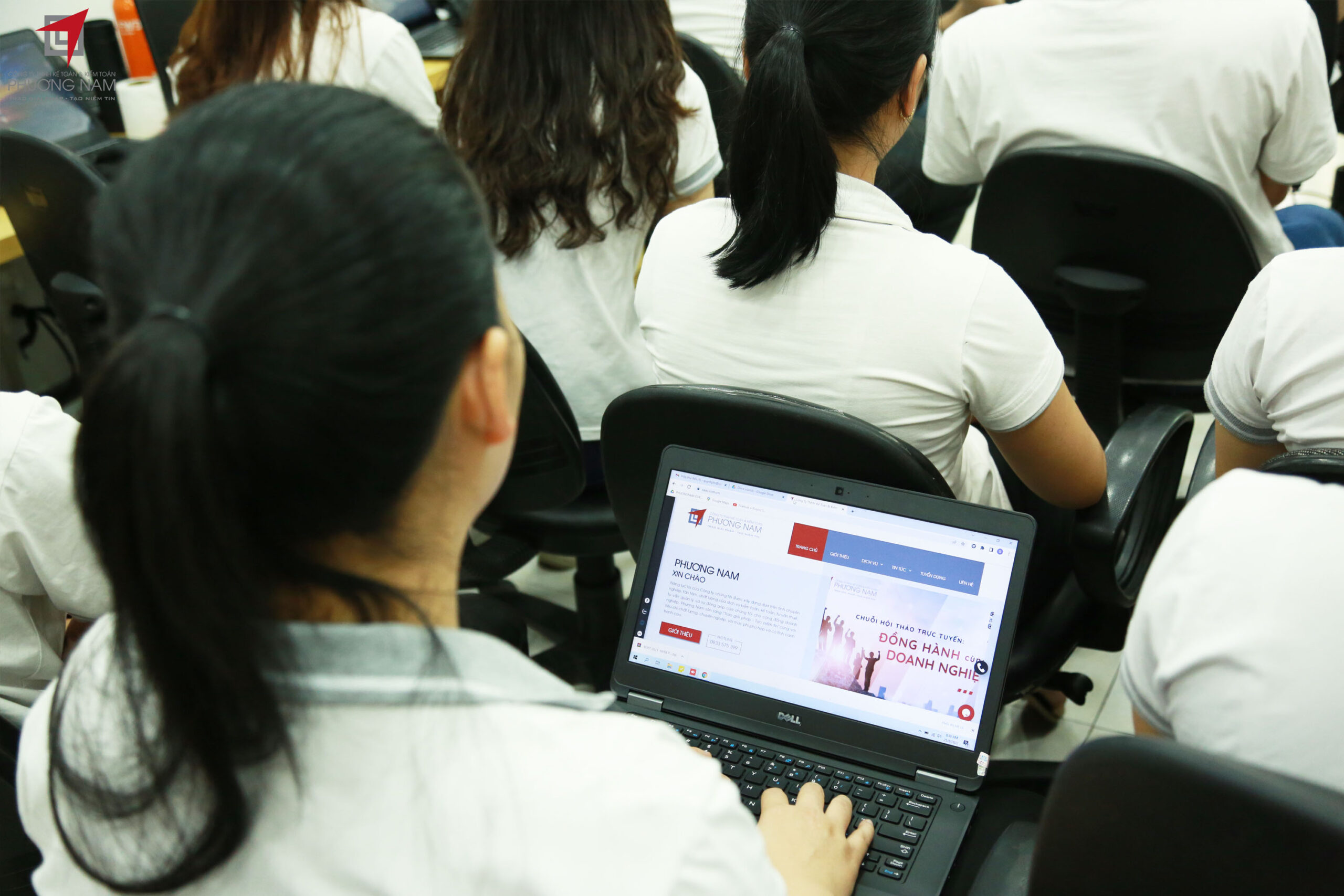 Các học viên chi chép lại các kiến thức trong bài giảng