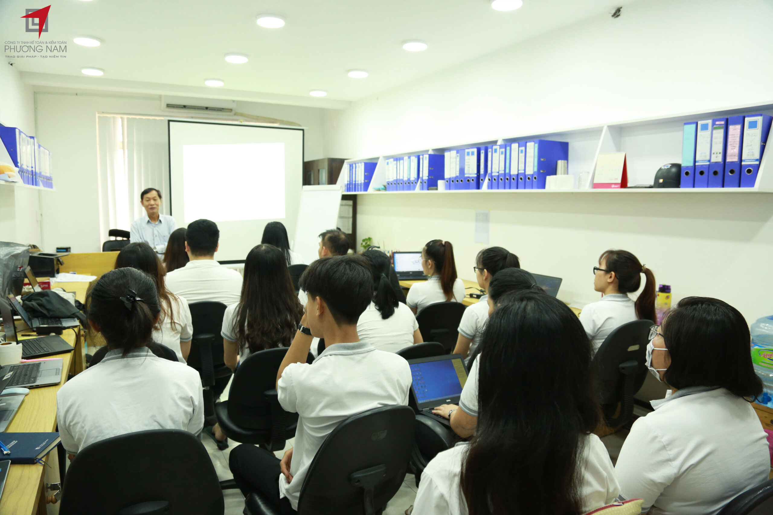 Cả lớp chăm chú nghe thầy giảng bài